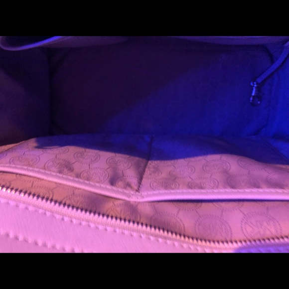 Authentic Michael Kors Handbag. - Picture 3 of 4